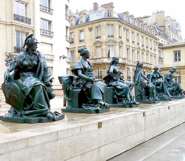 Статуи 6 континентов, которые украшали фасад дворца Трокадеро, теперь находятся перед музеем Орсэ.