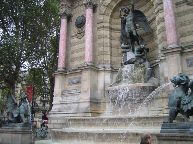 Площадь Сен-Мишель (Place Saint-Michel)