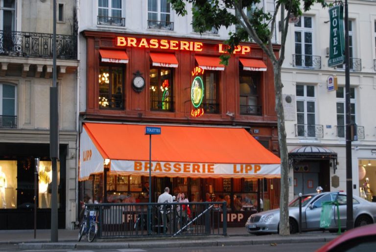 Ресторан-пивоварня «Brasserie Lipp» — любимое заведение парижской элиты