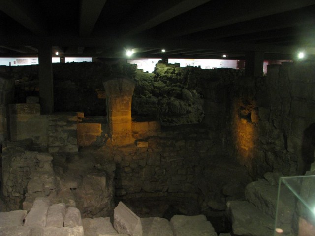 Археологический склеп (Crypte archéologique du parvis Notre-Dame)