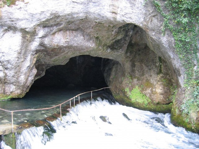 Водопад Фонтесторб (La fontaine intermittente de Fontestorbes)