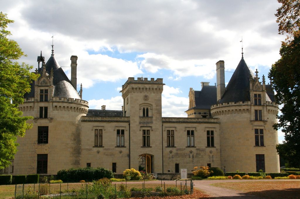 Www zamok. Замок де Брезе Франция. Шато де Монмирай замок. Шато де Клермон замок. Французский замок Шато де б.