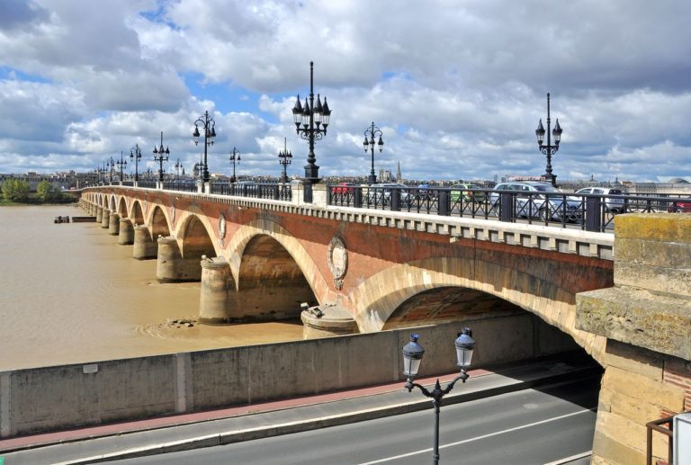 Каменный мост в Бордо — первый мост через Гаронну