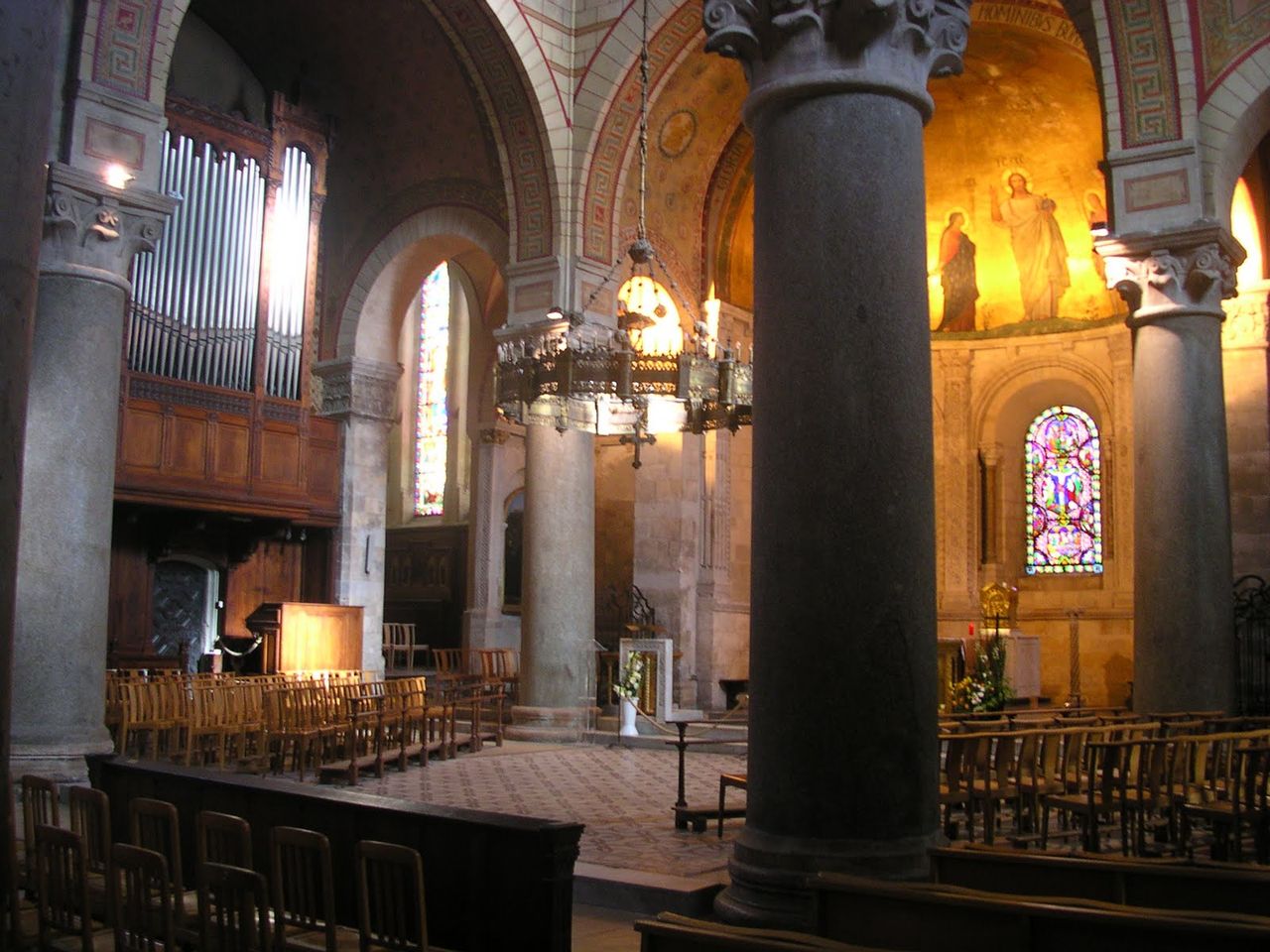 Базилика Святого Мартина (Basilique Saint-Martin d’Ainay) .