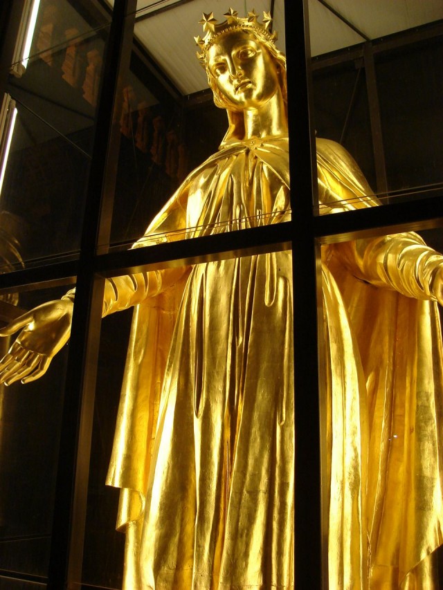 Позолоченная статуя Девы Марии