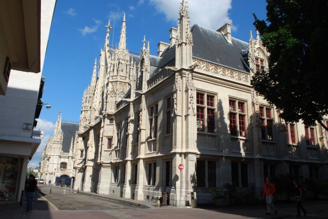 Дворец правосудия (Palais de justice)
