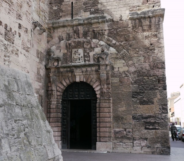 Входной портал церкви в башне Изарн (Porte d'entrée dans la tour fortifiée d'Isarn)