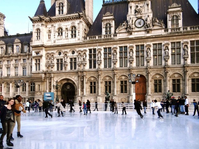 Ледовый каток около парижской мерии