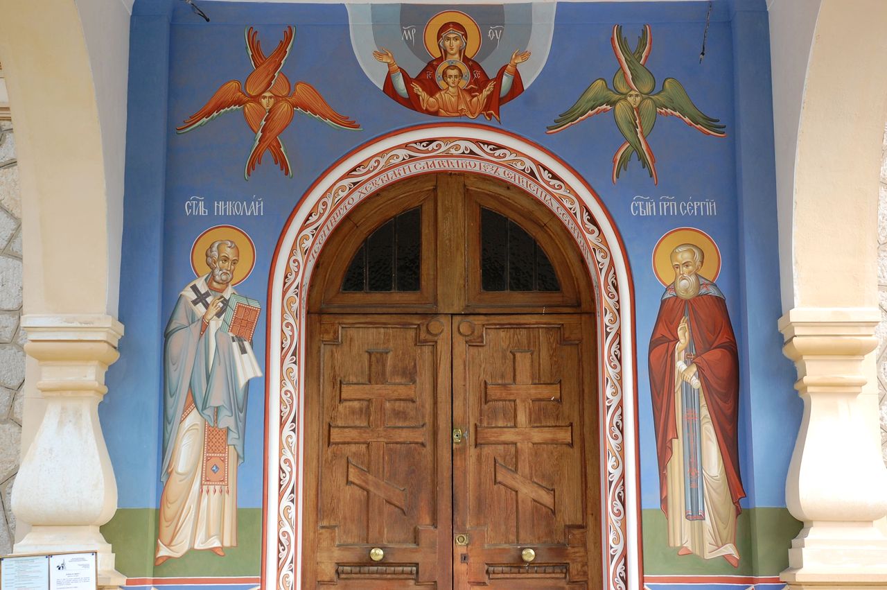 Крыльцо перед храмом православный. Дверь в Церковь. Двери в храм. Двери православных храмов. Двери православного храма.