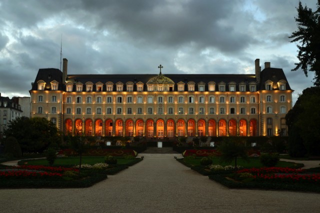 Дворец Сен-Жорж (XVII век), сейчас это казармы