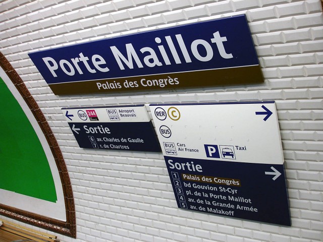 Указатель на автобус до аэропорта на станции метро Porte Maillot