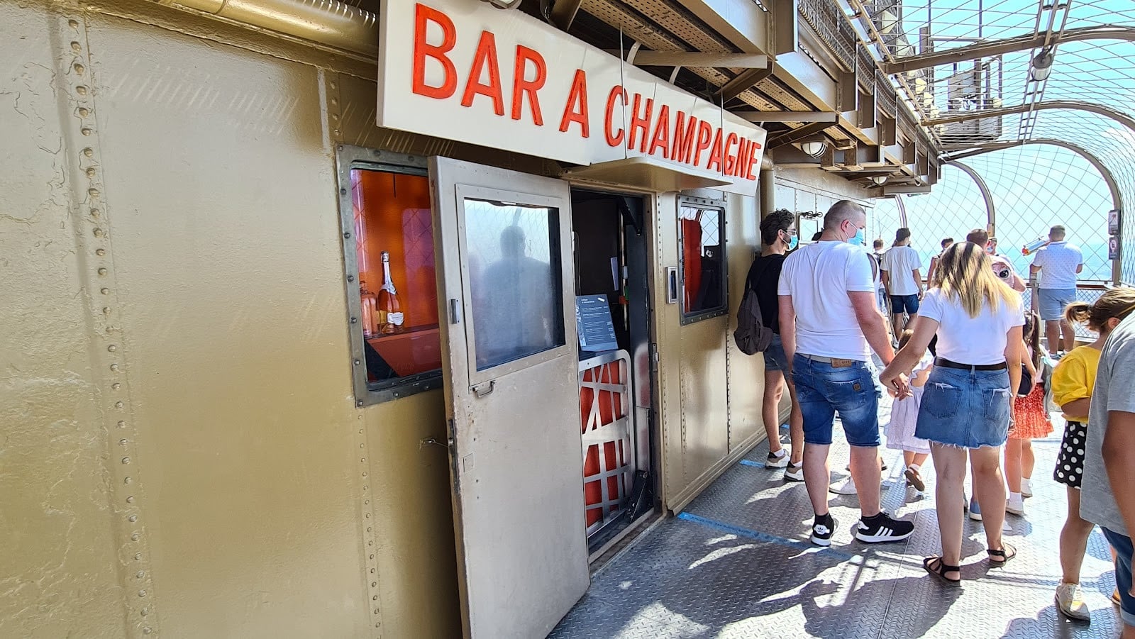 The Champagne Bar: бокал шампанского на вершине Эйфелевой башни