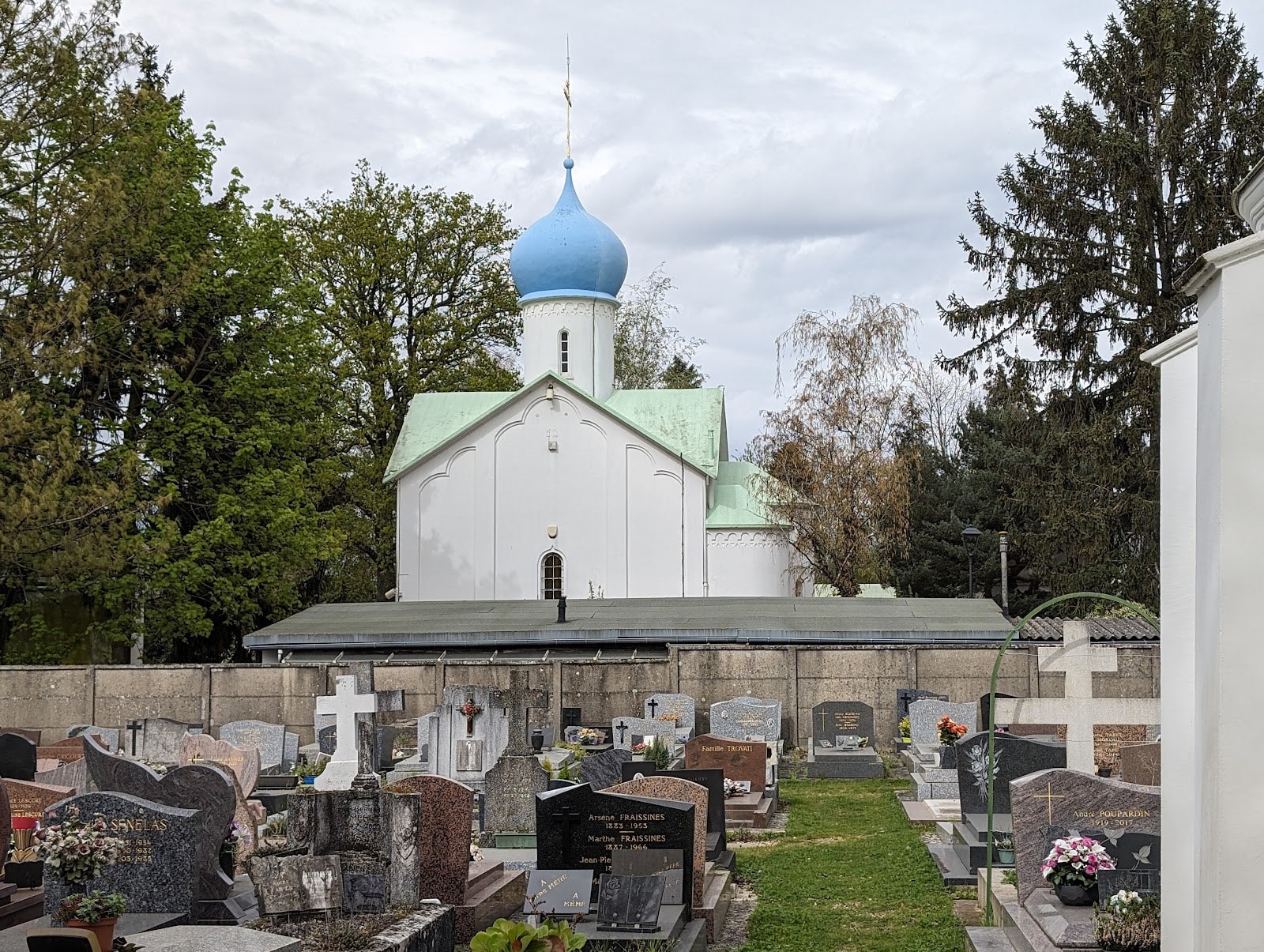 Церковь Успения Божией Матери на кладбище Сент-Женевьев-де-Буа