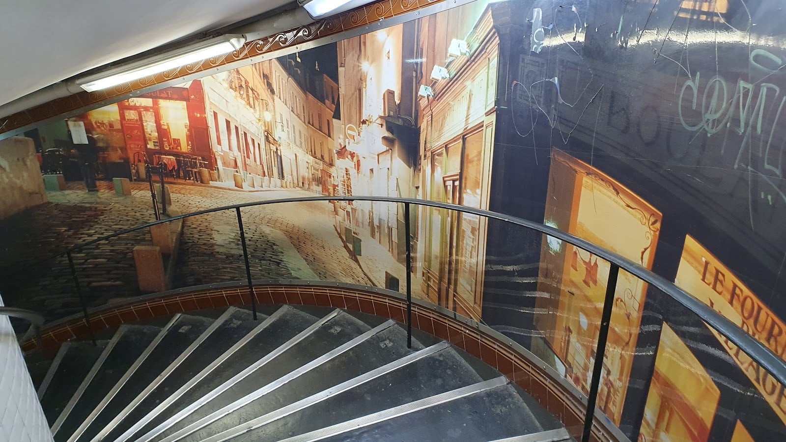 Завершение маршрута: станция метро Abbesses